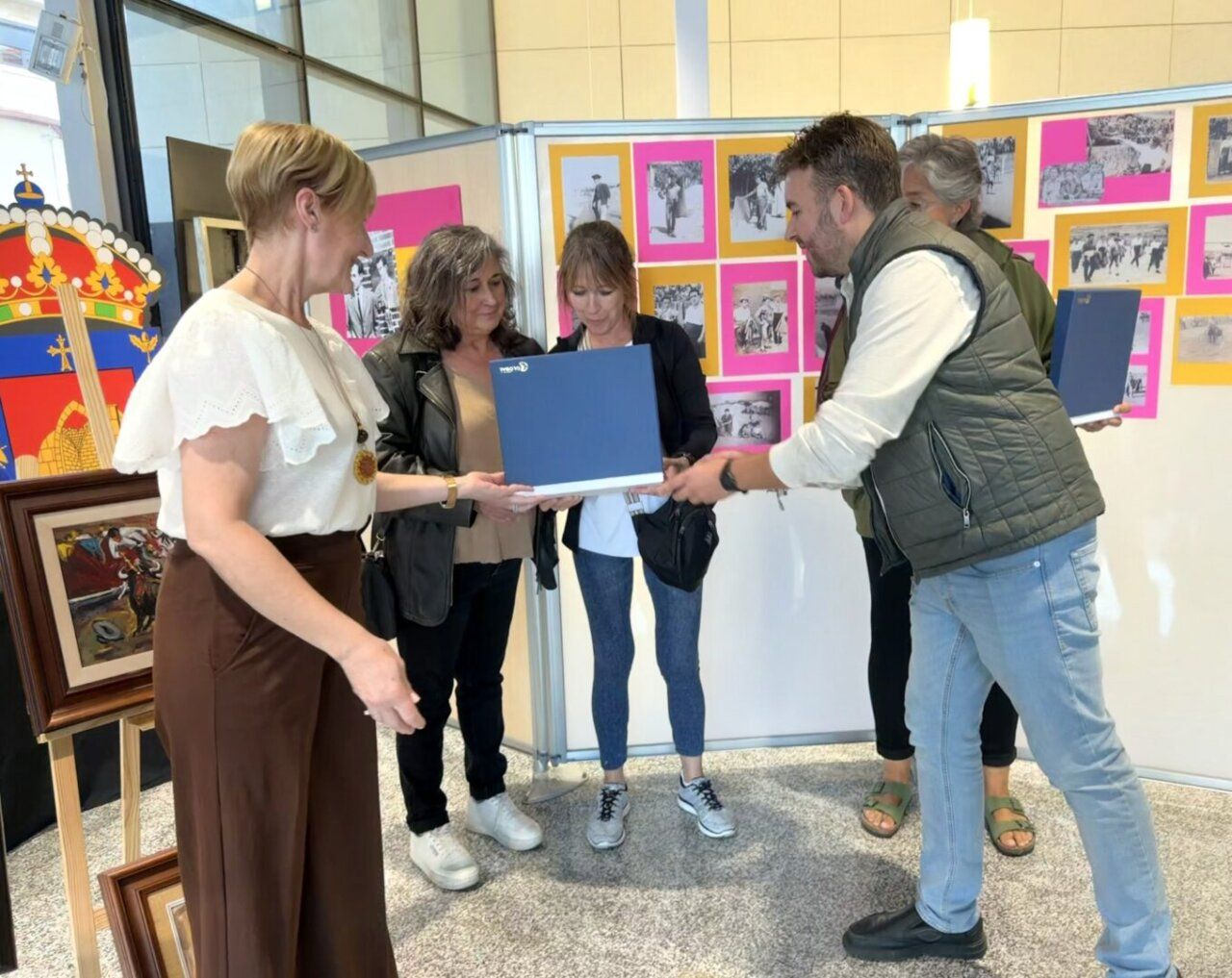 Inauguración de la exposición taurina dedicada a Ángel López en Guijuelo