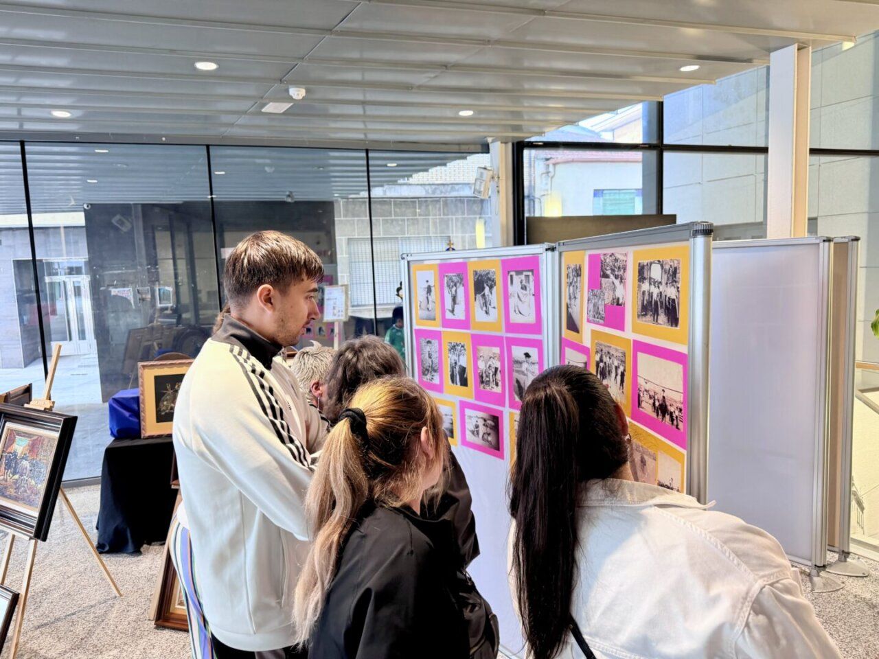Visitantes observando la exposición taurina dedicada a Ángel López en Guijuelo