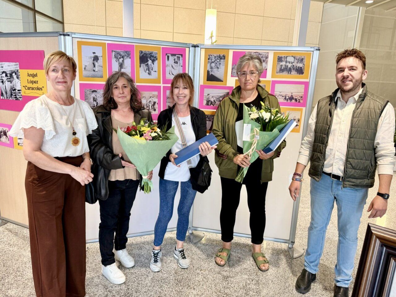 Grupo de personas en la exposición taurina dedicada a Ángel López