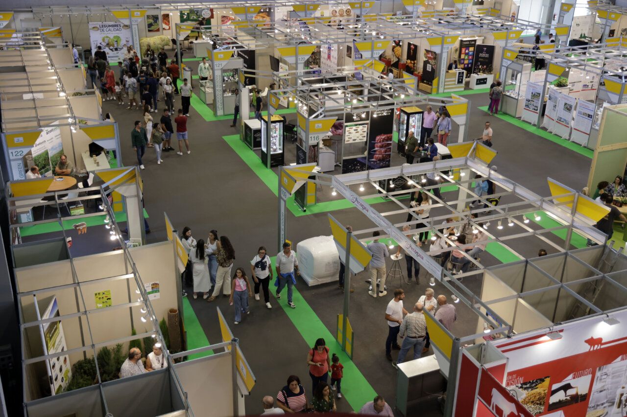 Vista general de expositores en la feria Salamaq 2025 con visitantes.