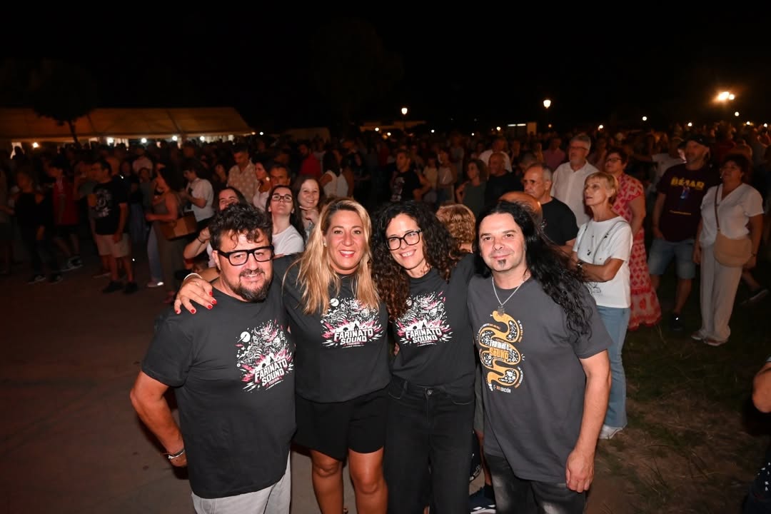 Grupo de personas en el Farinato Sound Festival en Bolonia