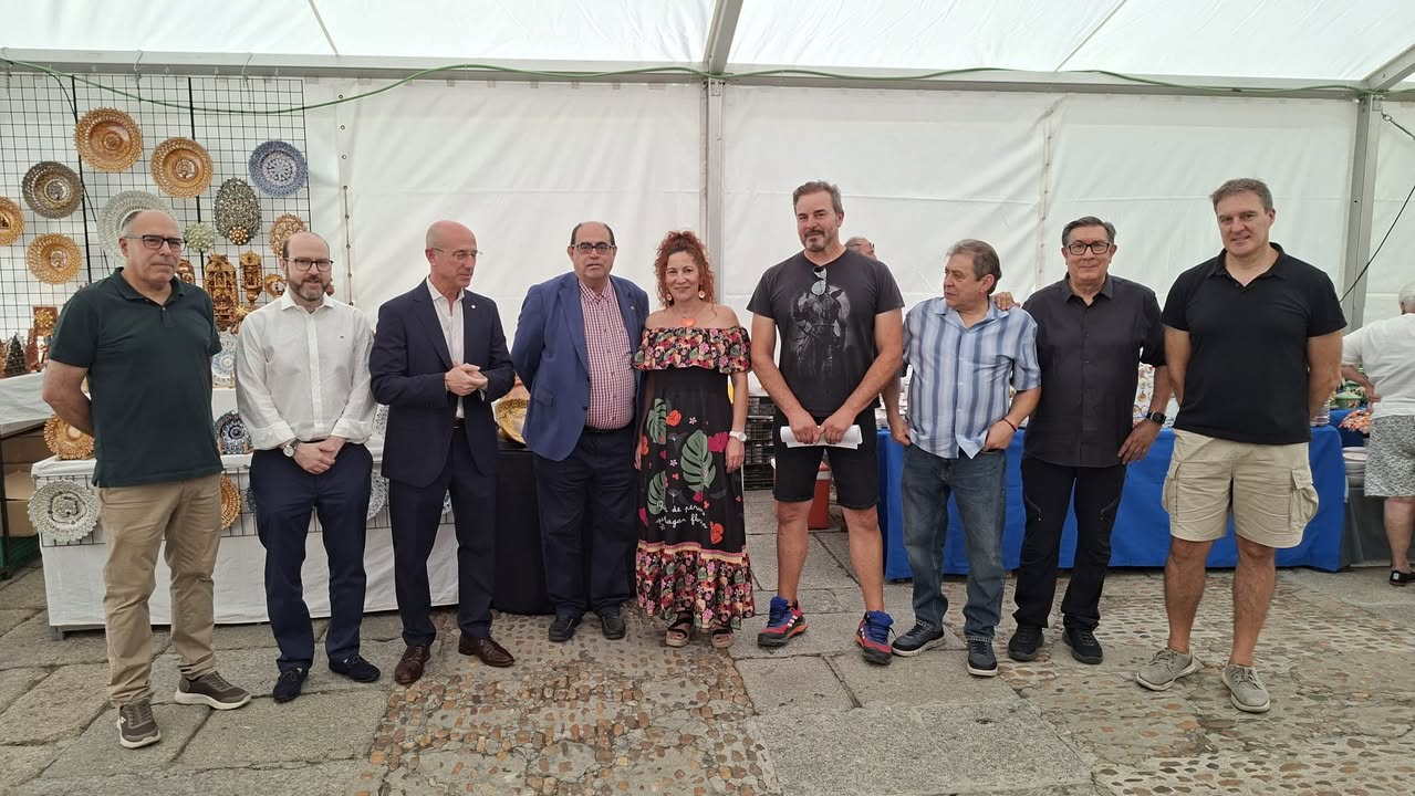 Grupo de artesanos en la Feria del Barro en Salamanca