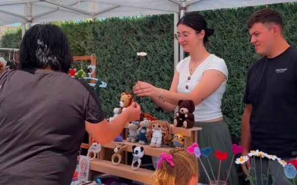 Puestos de productos locales en la feria de La Vellés