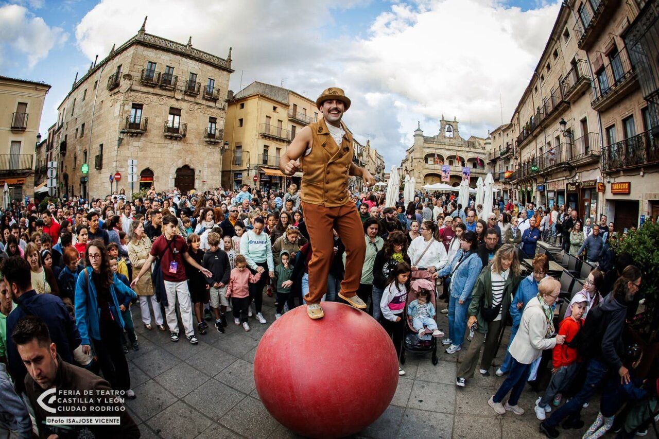 Artista de circo sobre una bola roja en la Feria de Teatro de Castilla y León