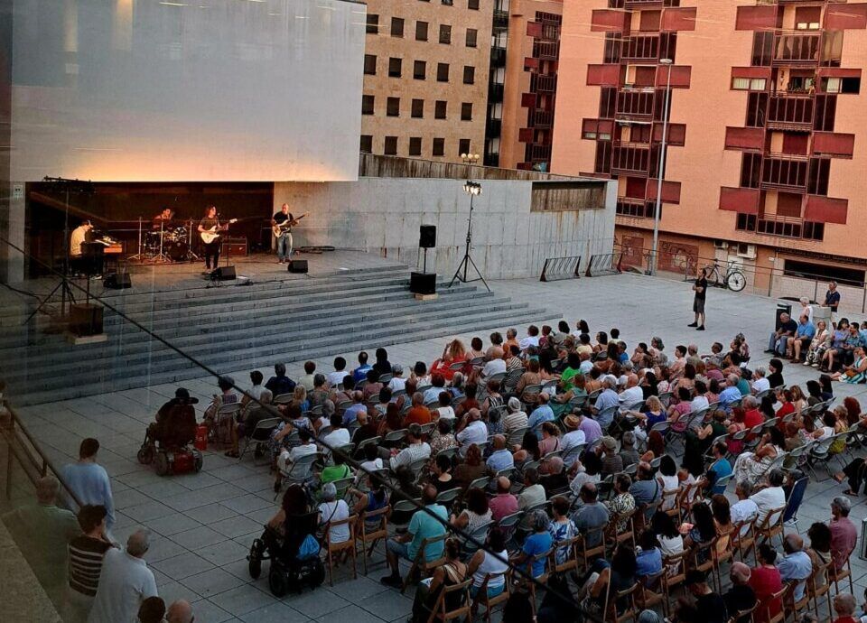 Concierto al aire libre en la Biblioteca Torrente Ballester con gran afluencia de público.