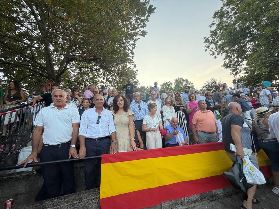 Asistentes al Festival Taurino en Linares de Riofrío con bandera española
