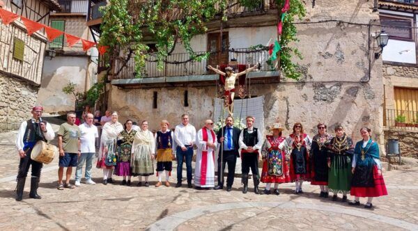 Grupo de personas en traje tradicional durante la fiesta en Las Casas del Conde