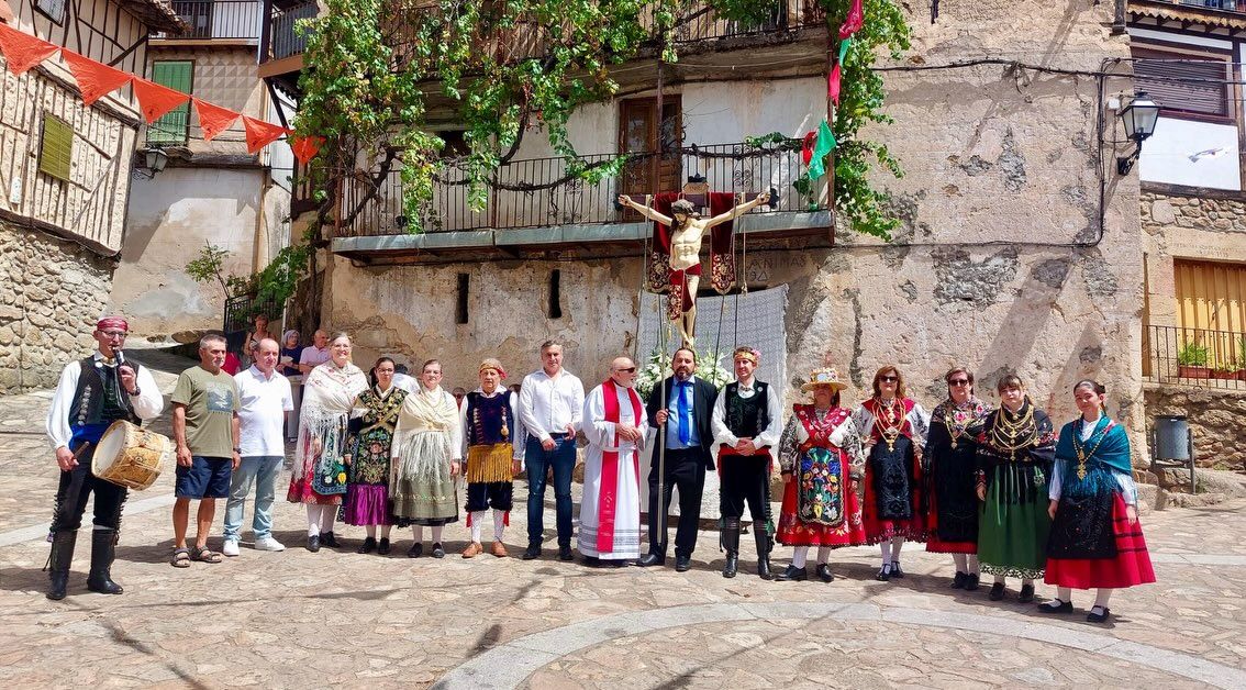 Grupo de personas en traje tradicional durante la fiesta en Las Casas del Conde