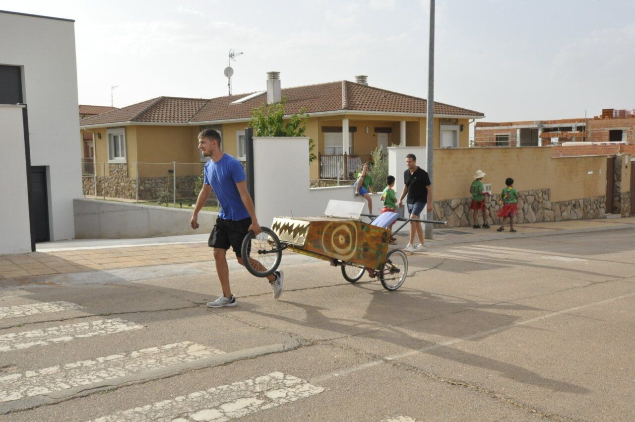 Participantes en las fiestas de Doñinos con un carrito decorado