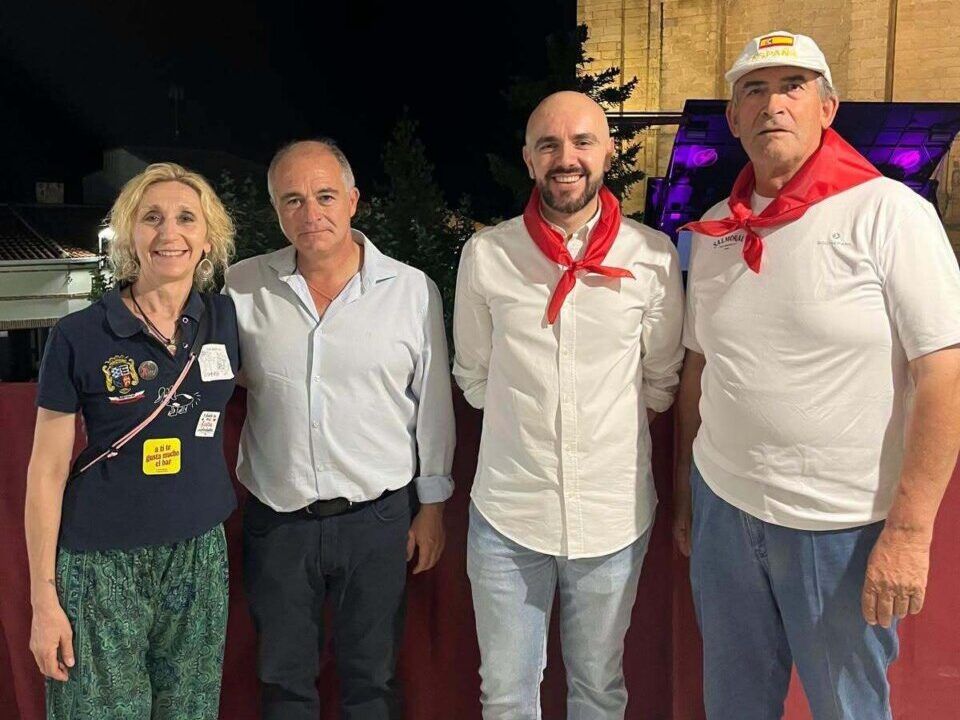 Personas en las fiestas de San Roque en Salmoral con decoraciones festivas