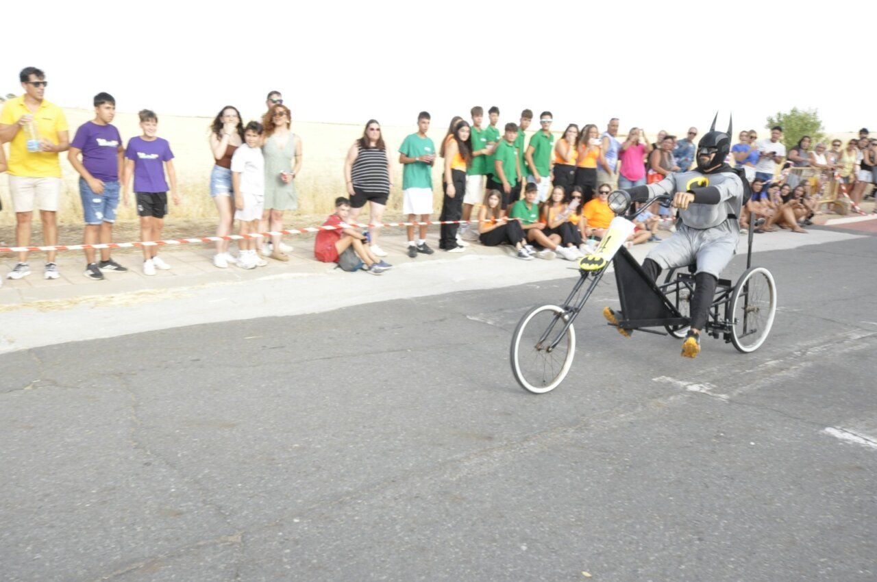 Participante disfrazado de Batman en carrera de Autos Locos en Doñinos