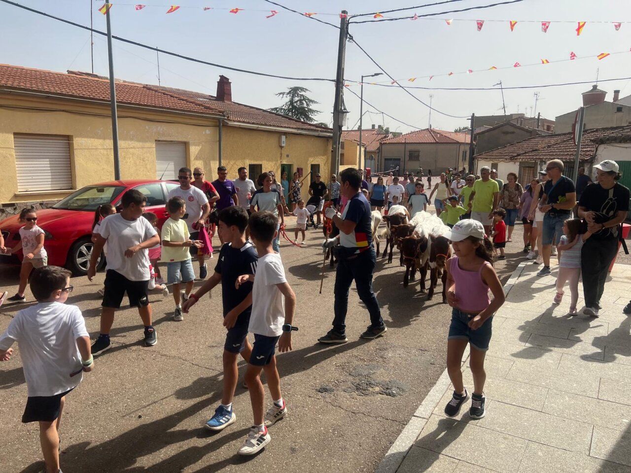 Niños corriendo durante el encierro infantil en Doñinos