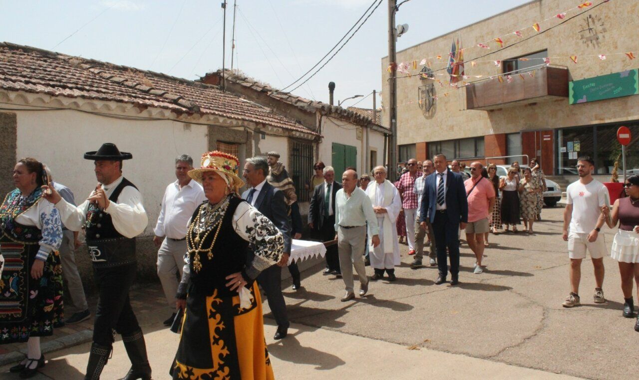 Participantes en las fiestas de Doñinos con trajes tradicionales