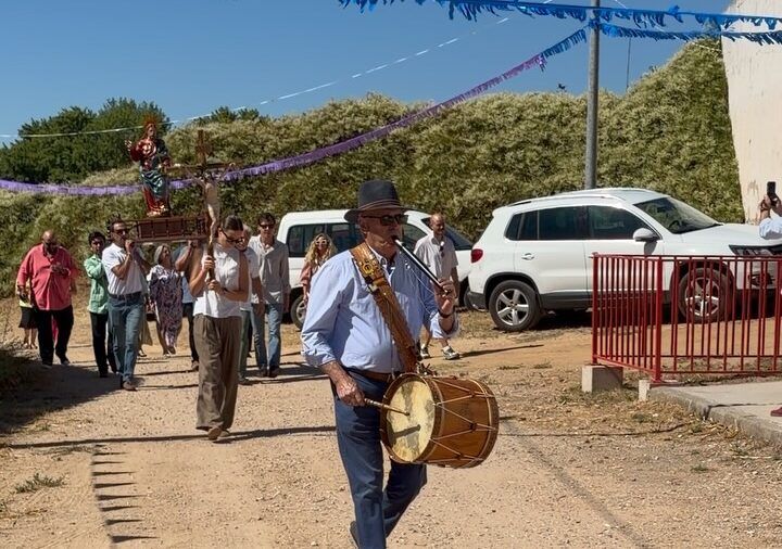 Hombre tocando un tambor durante las fiestas de El Salvador en Mozodiel de Sanchíñigo