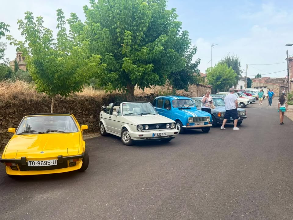 Exposición de vehículos clásicos durante las fiestas de Saldeana