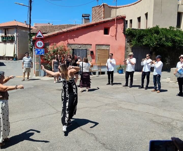 Celebración de las Fiestas de San Bartolomé en Fuentebuena con baile y música.