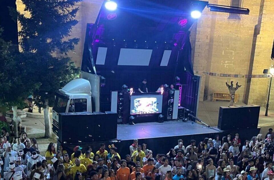 Multitud de personas disfrutando en las fiestas de San Roque en Salmoral