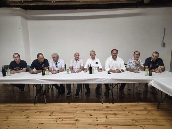 Grupo de personas en una mesa durante las fiestas de verano en Salvatierra de Tormes