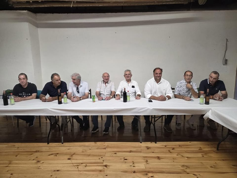 Grupo de personas en una mesa durante las fiestas de verano en Salvatierra de Tormes