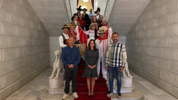 Grupo de personas vestidas con trajes tradicionales en Salamanca