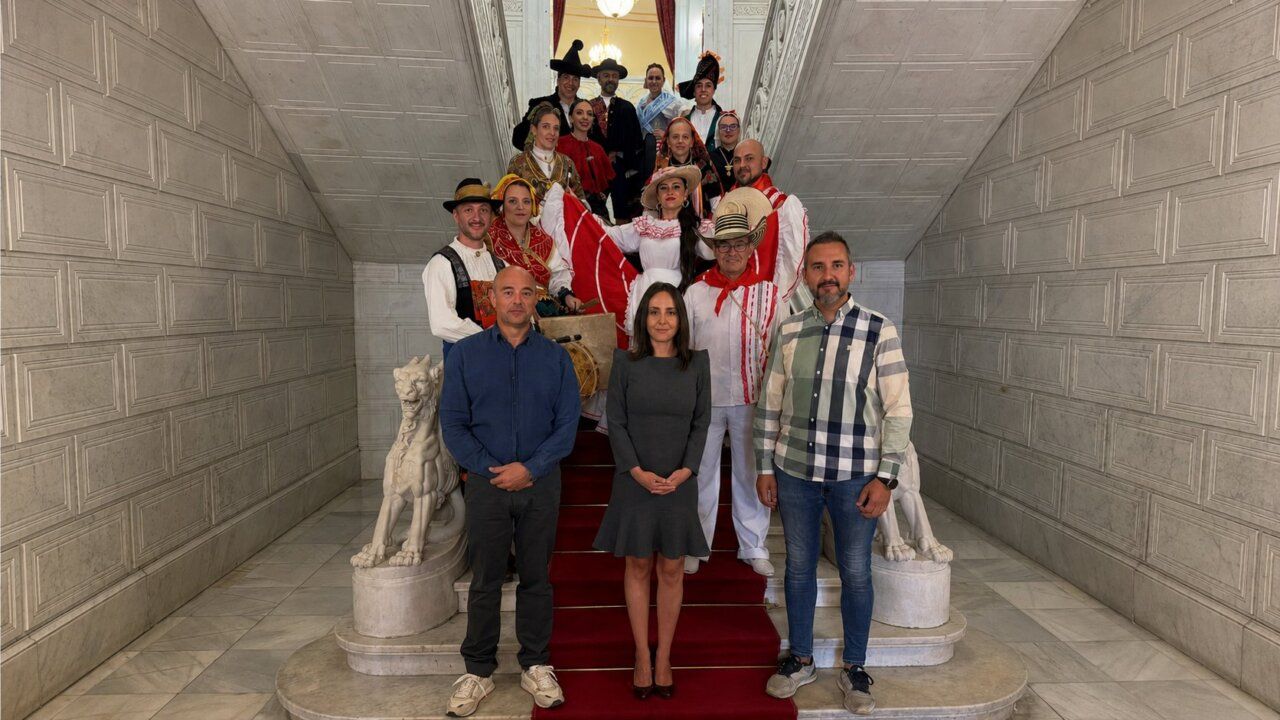 Grupo de personas vestidas con trajes tradicionales en Salamanca