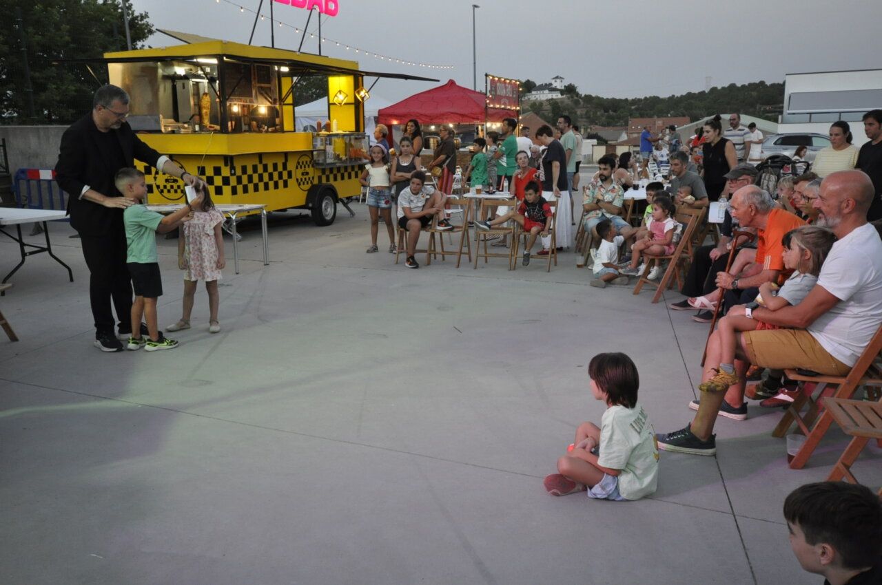 Niños disfrutando de una actuación en un evento de food trucks en Aldeatejada