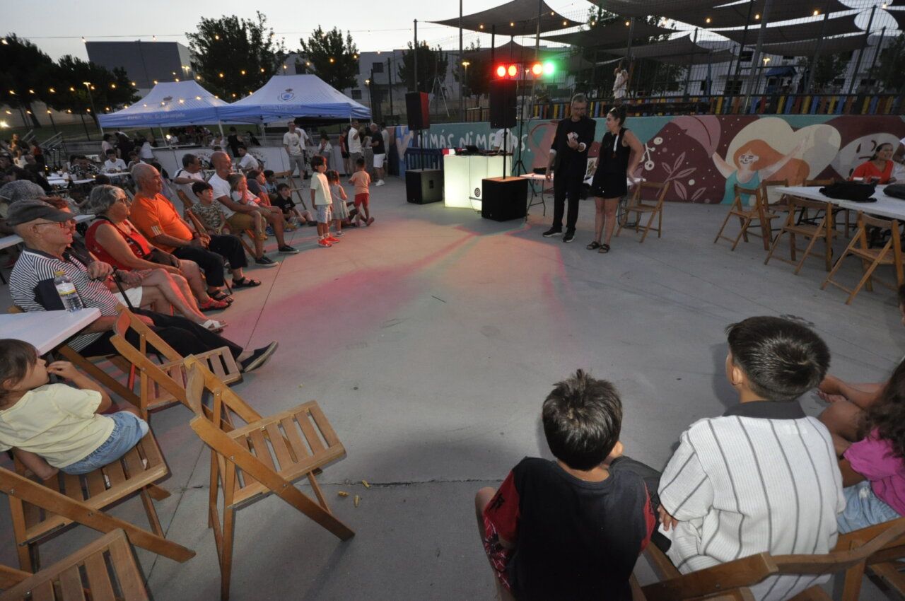 Espectáculo en Aldeatejada con food trucks y público disfrutando