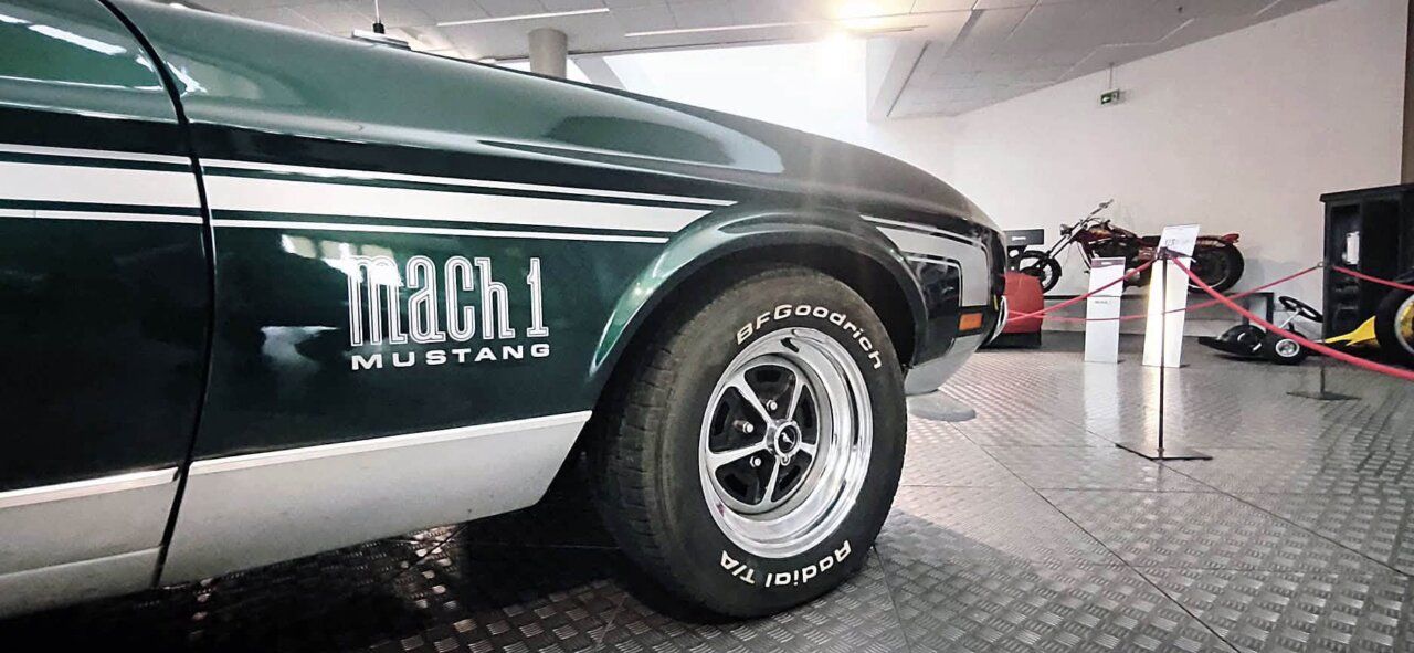 Vista lateral del Ford Mustang Mach 1 de 1971 en un museo