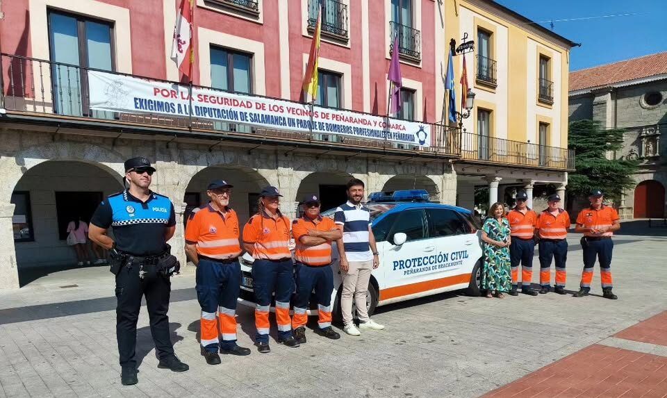 Grupo de voluntarios de Protección Civil en Peñaranda de Bracamonte con vehículo oficial.