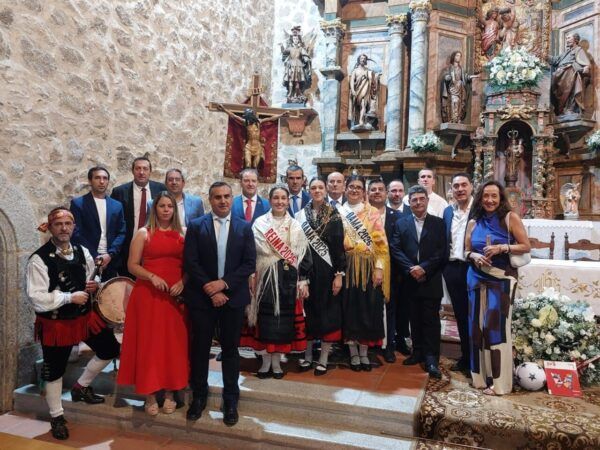 Grupo de personas en una celebración con vestimenta tradicional