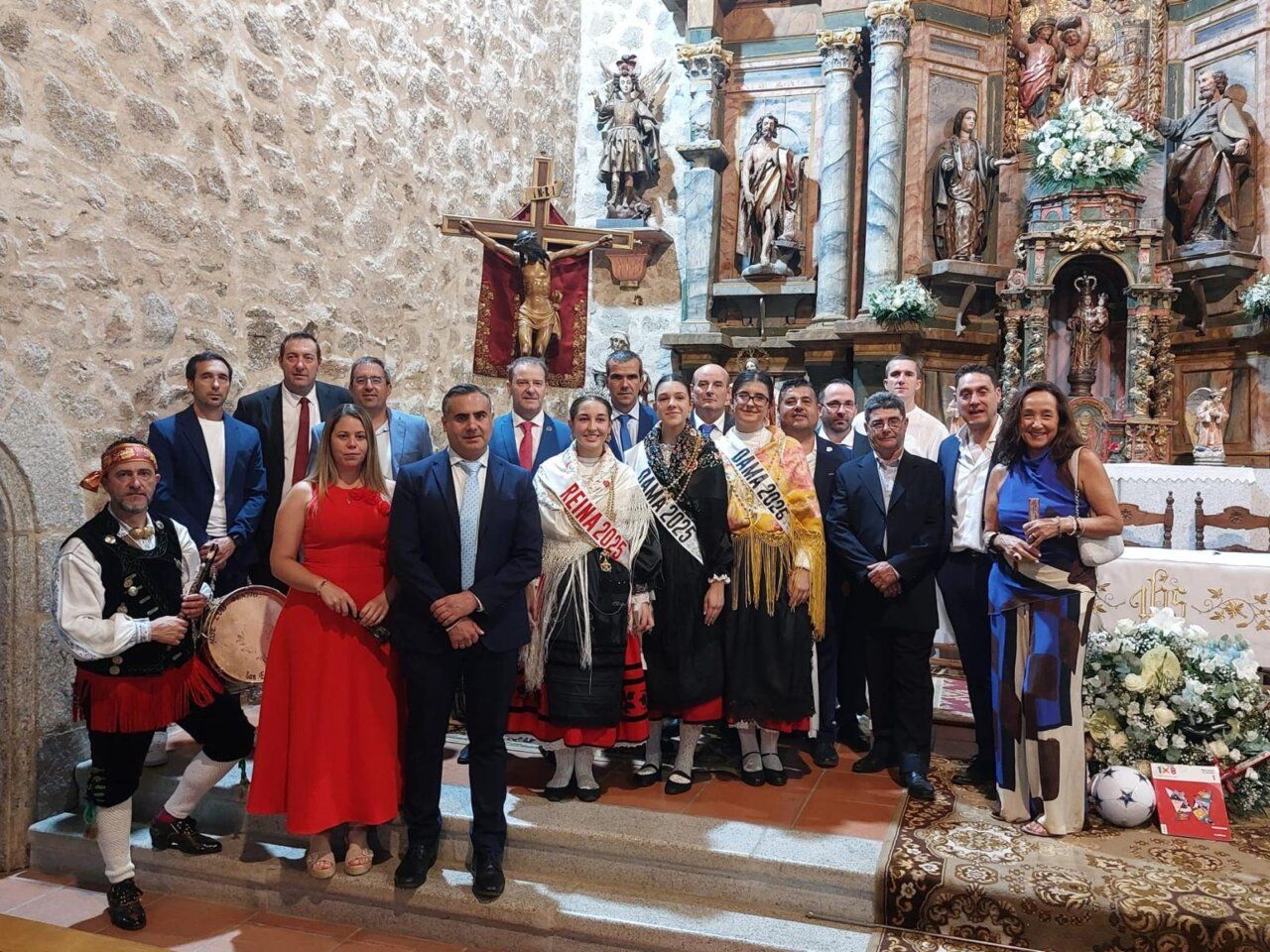 Grupo de personas en una celebración con vestimenta tradicional