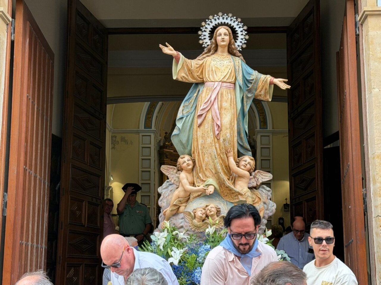 Estatua de Nuestra Señora de la Asunción durante la procesión en Guijuelo