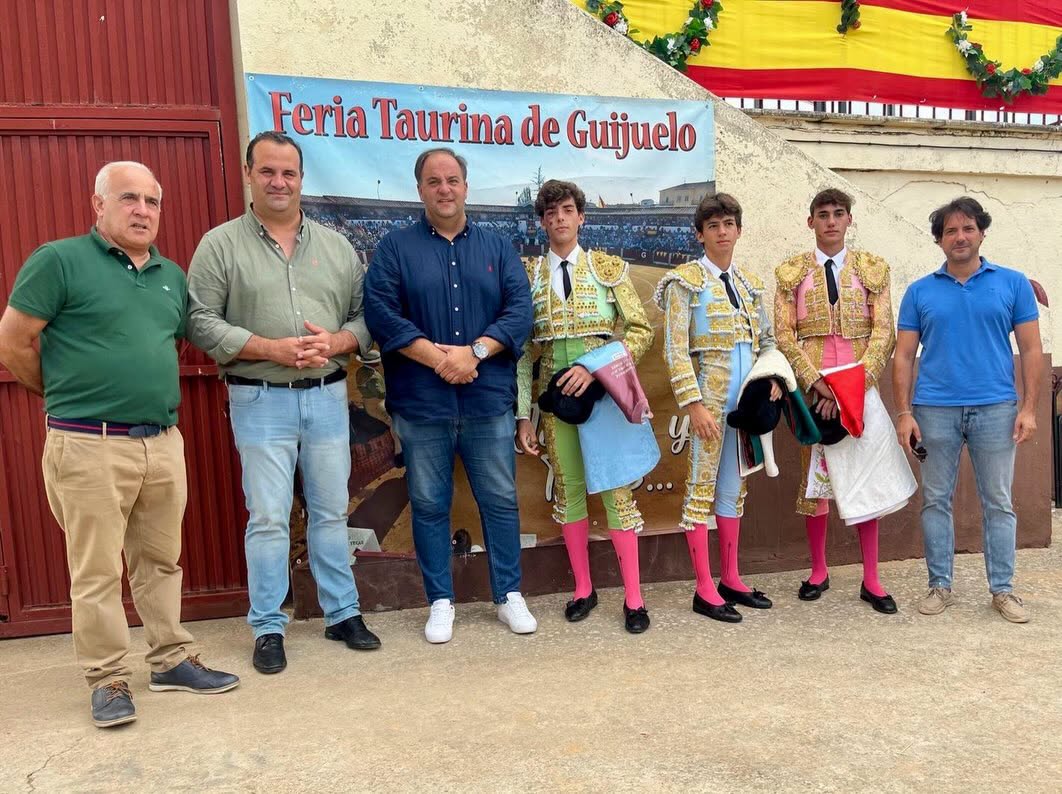 Grupo de jóvenes toreros en la Feria Taurina de Guijuelo