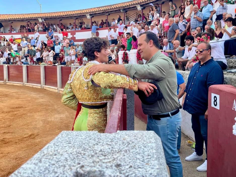 Momento de la novillada en Guijuelo con alumnos de la Escuela Taurina.