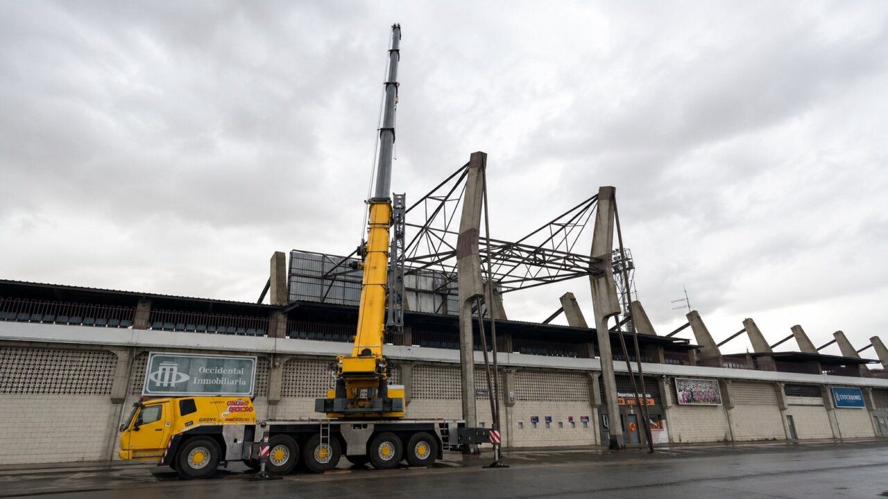 Grúa en el estadio Helmántico durante la instalación de videomarcadores