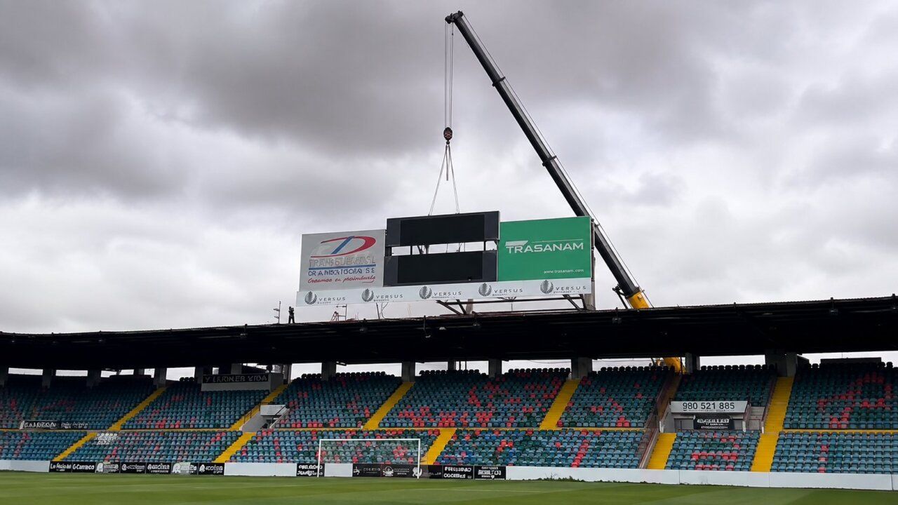 Instalación de un videomarcador en el estadio Helmántico de Salamanca