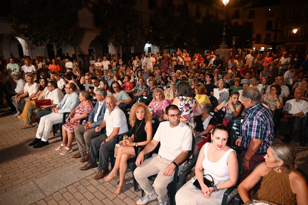 Multitud de personas en un evento de homenaje al comercio en Ciudad Rodrigo