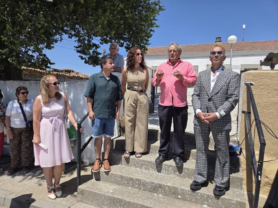 Homenaje a Gabriel y Galán en Frades de la Sierra con asistentes al evento.