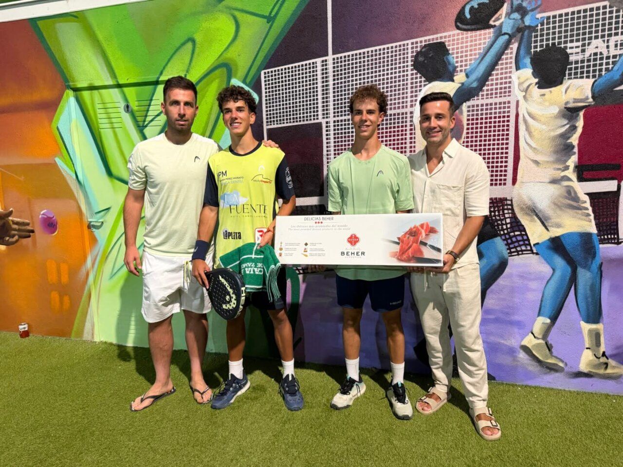 Hugo y Mauro Hoyas con su premio tras ganar el torneo de pádel