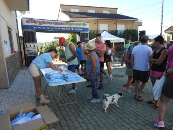 Participantes recibiendo camisetas en la I Carrera Popular Virgen de las Nieves