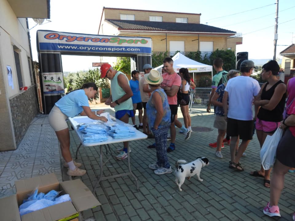 Participantes recibiendo camisetas en la I Carrera Popular Virgen de las Nieves