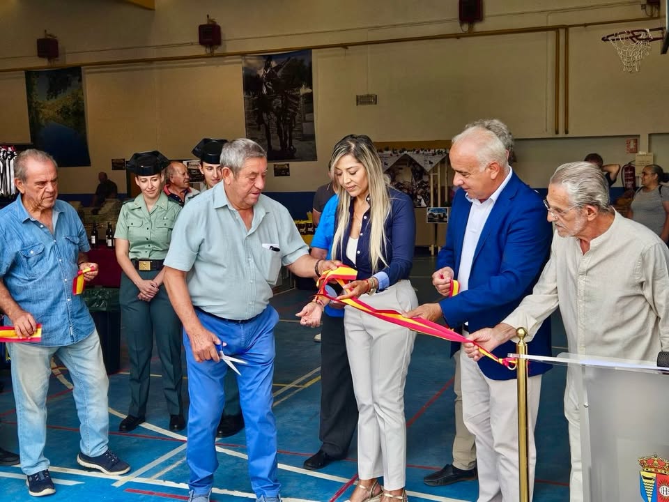 Inauguración de la I Feria Agroalimentaria en Villariño de los Aires con varios asistentes