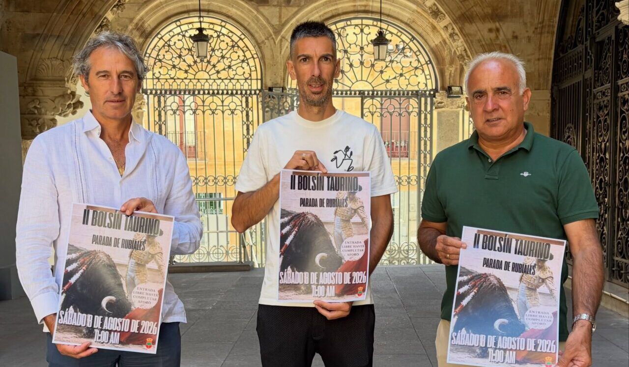Tres hombres sosteniendo carteles del II Bolsín Taurino en Parada de Rubiales