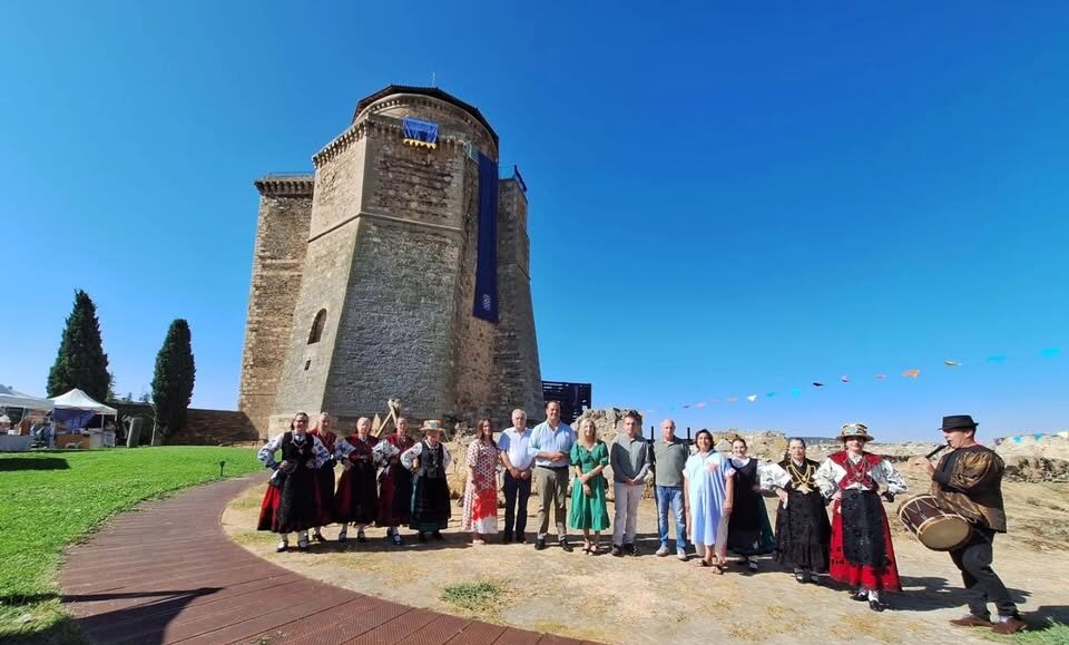 Inauguración del Mercado Medieval en Alba de Tormes con participantes en trajes tradicionales.