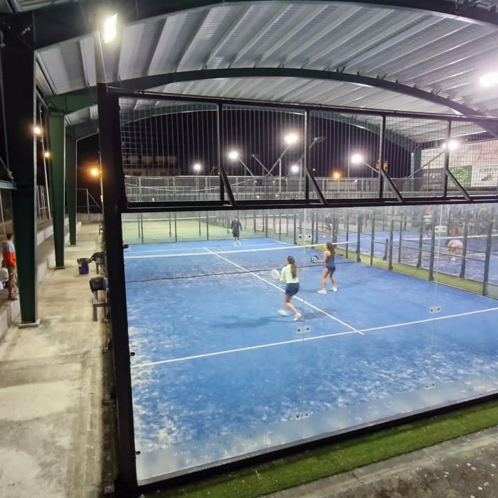 Jugadores compitiendo en el Torneo de Pádel Ciudad Rodrigo por la noche