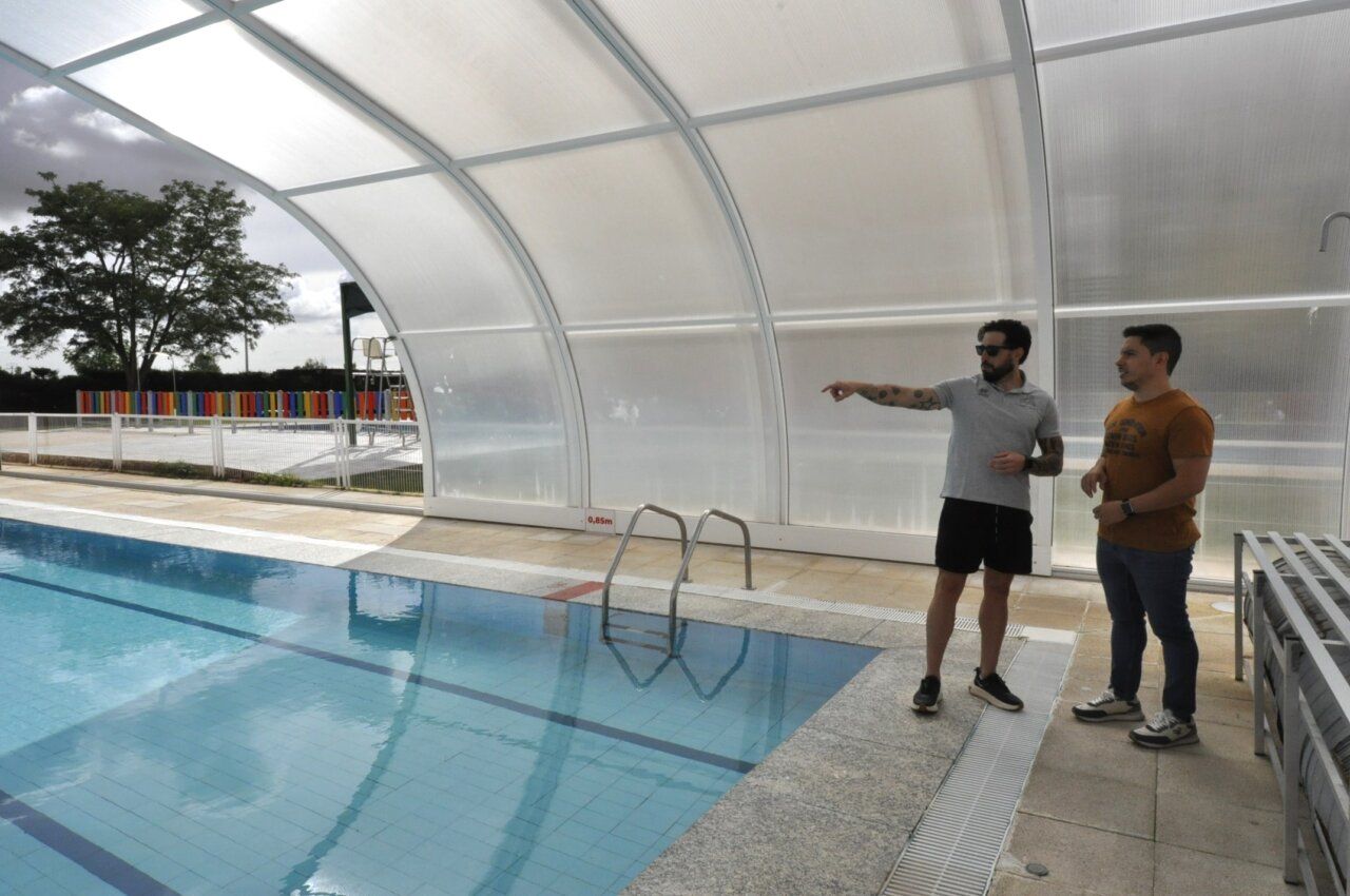 Dos hombres observando la piscina climatizada en Santa Marta de Tormes