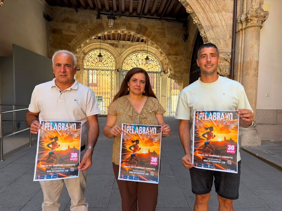 Tres personas sosteniendo carteles del XII Cross de Pelabravo