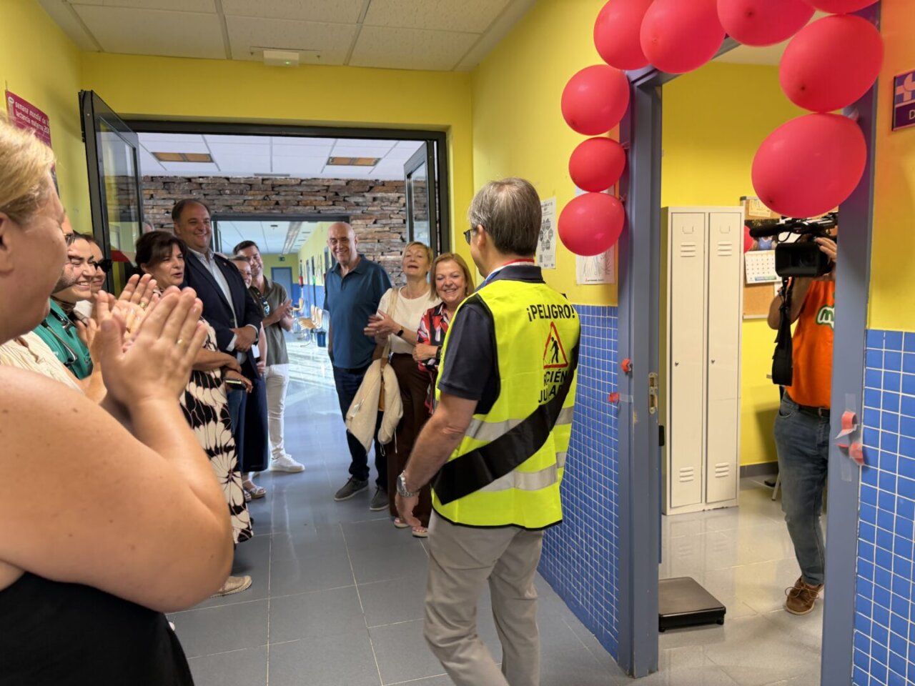 Celebración de jubilación del doctor Jesús Palomo con aplausos y globos