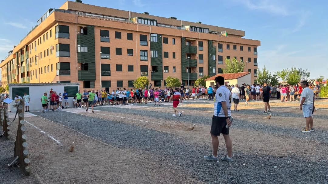 Participantes en los Juegos Autóctonos durante una tarde de competición