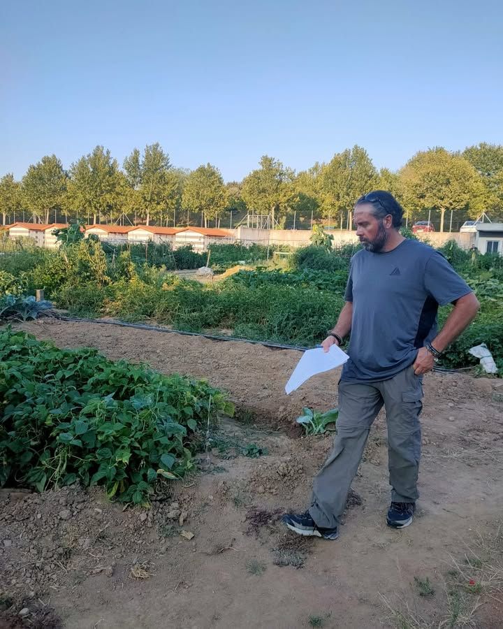 Jurado evaluando huertos en el concurso Huerto de Oro